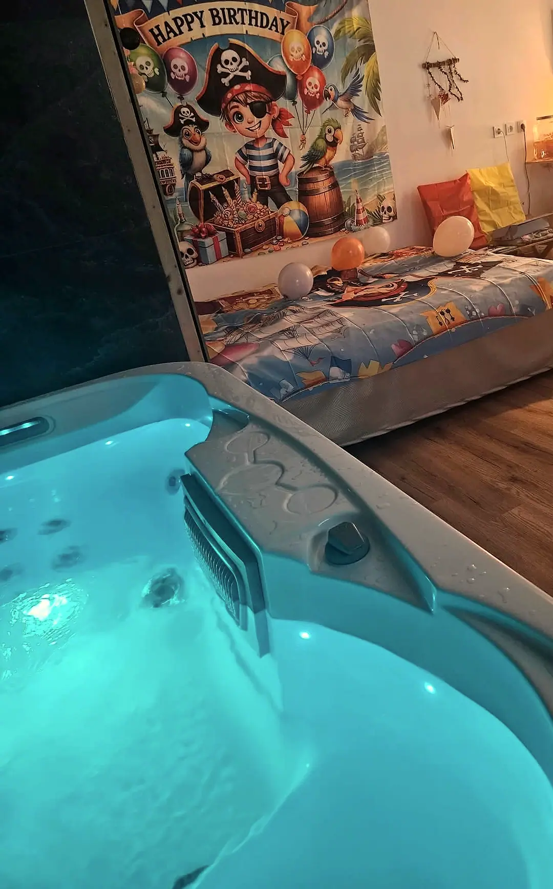 Gusarska dekoracija ob osvetljenem jacuzziju