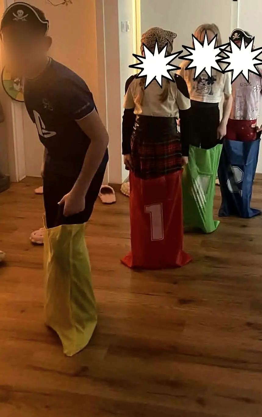 Tek v vrečah na gusarskem rojstnem dnevu