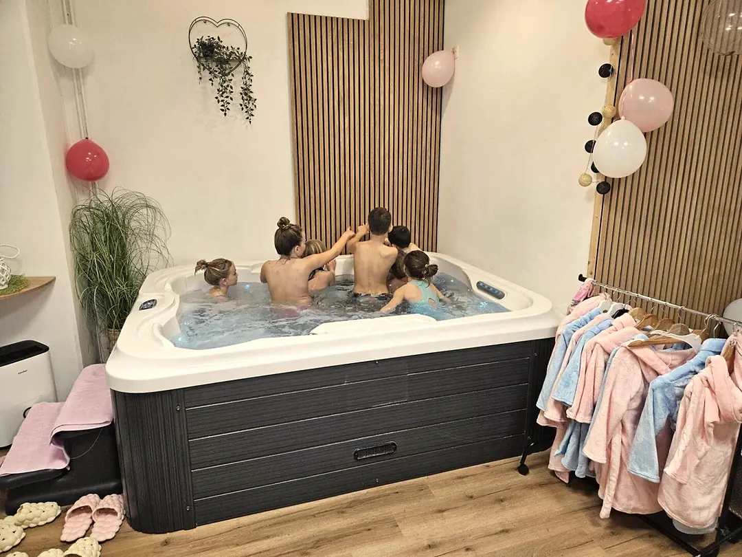 Otroci se med praznovanjem kopajo v jacuzziju