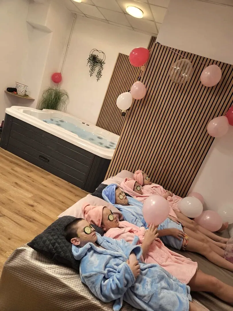 Počitek z obraznimi maskami med otroškim praznovanjem