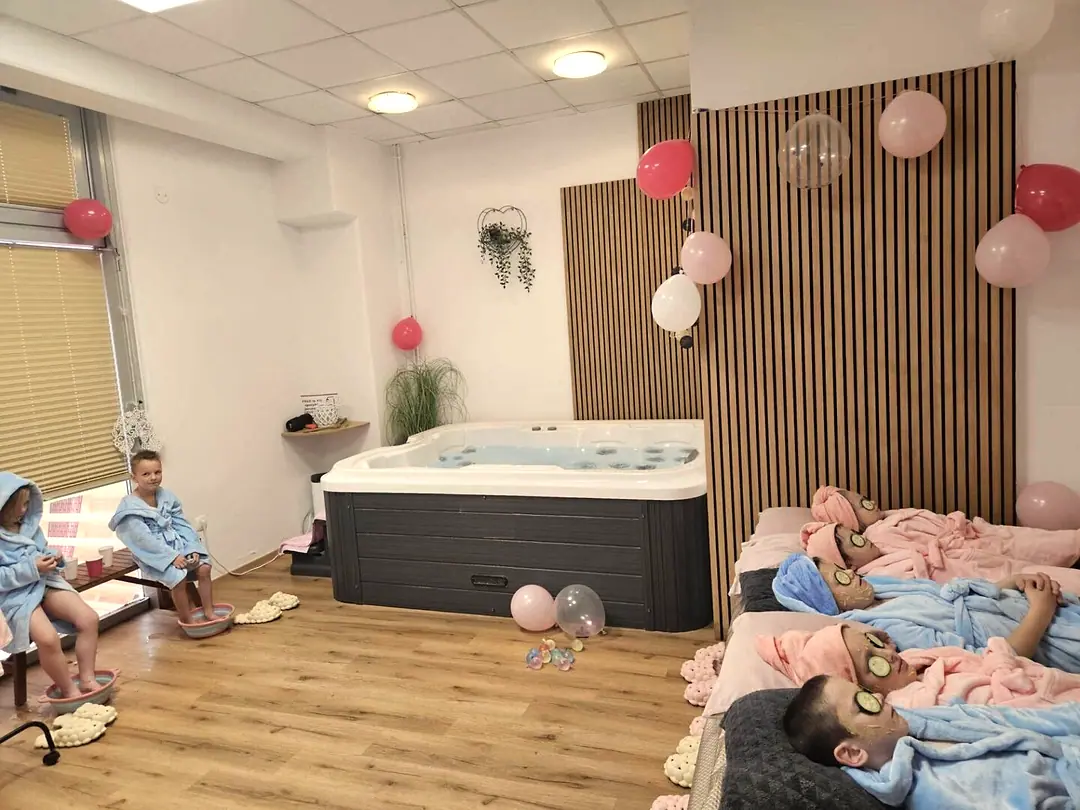 Okrašen prostor za otroško spa praznovanje z baloni