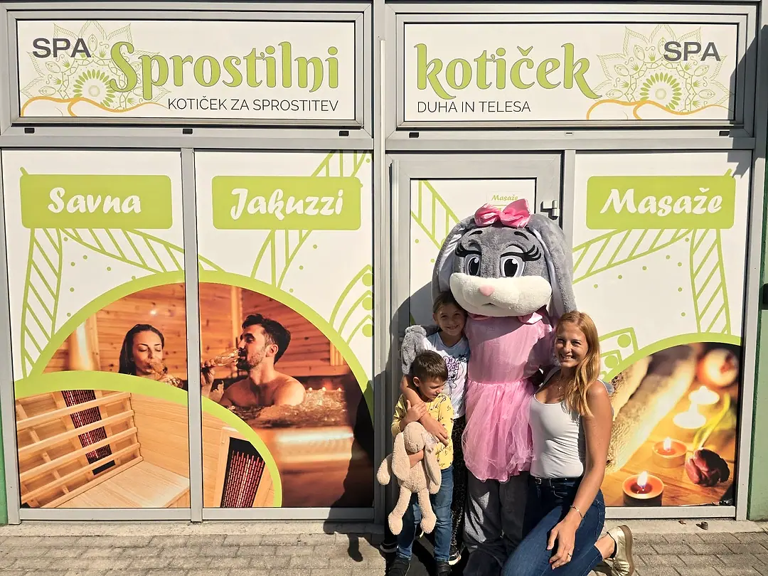 Vhod v Sprostilni kotiček z napisi savna, jacuzzi in masaže