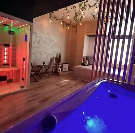 Prenovljen zasebni wellness: IR savna, jacuzzi v modri svetlobi in kotiček za počitek