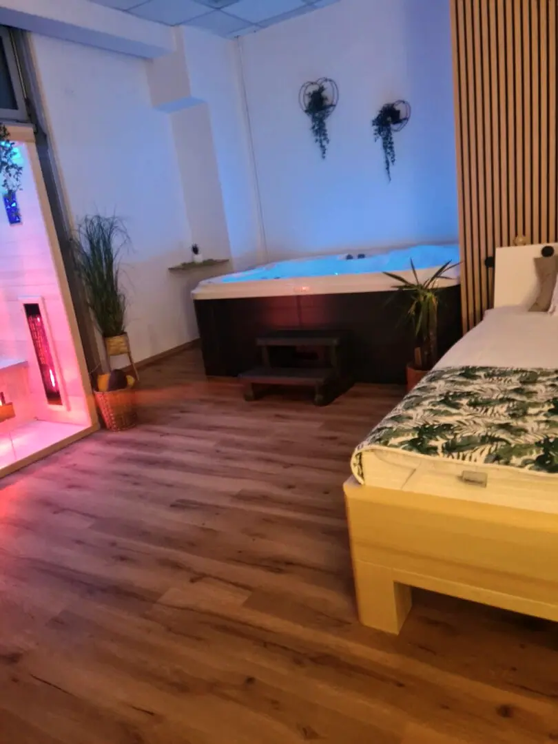 Wellness prostor z jacuzzijem v modri večerni osvetlitvi