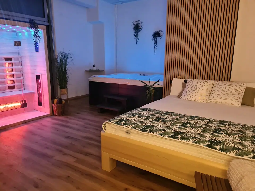 Zasebni wellness zvečer: jacuzzi, savna in ležišče v mehki svetlobi