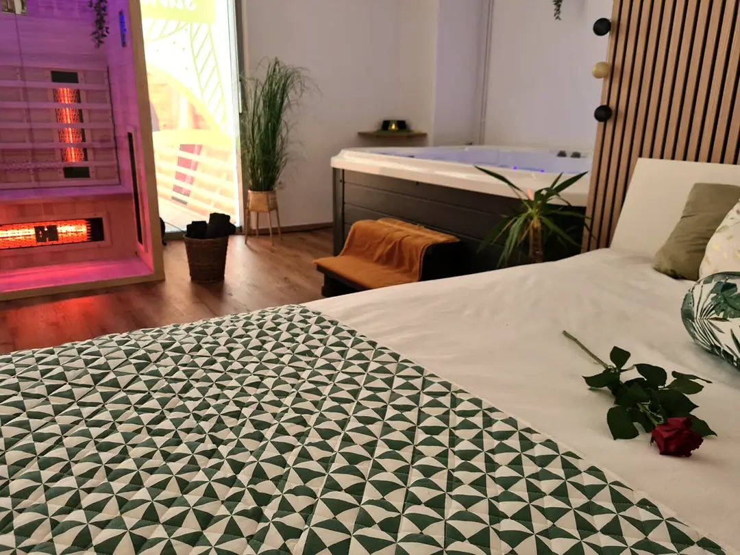 Ležišče z vrtnico, v ozadju jacuzzi in savna