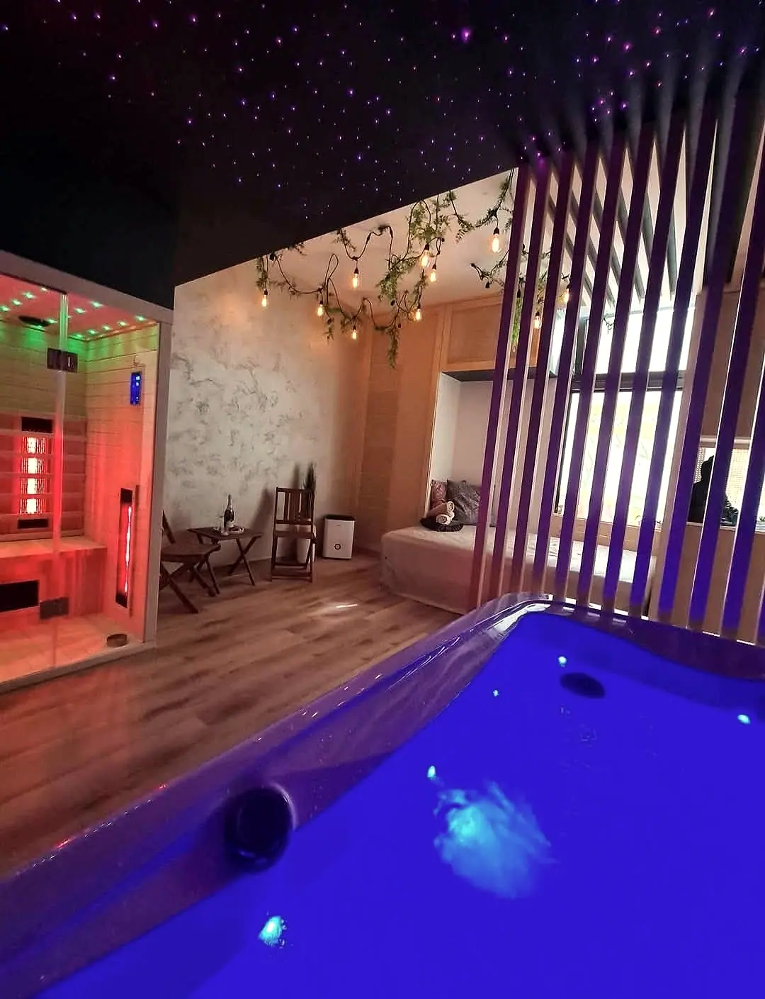 Jacuzzi v modri svetlobi pod zvezdnim stropom